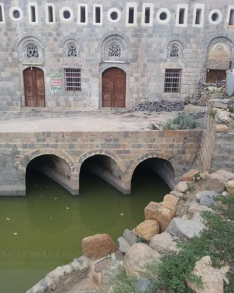 مسجد حبور ظليمة التاريخي بمحافظة عمران.. ضمن ما استهدفه العدو.ان - صورة إضافية 1